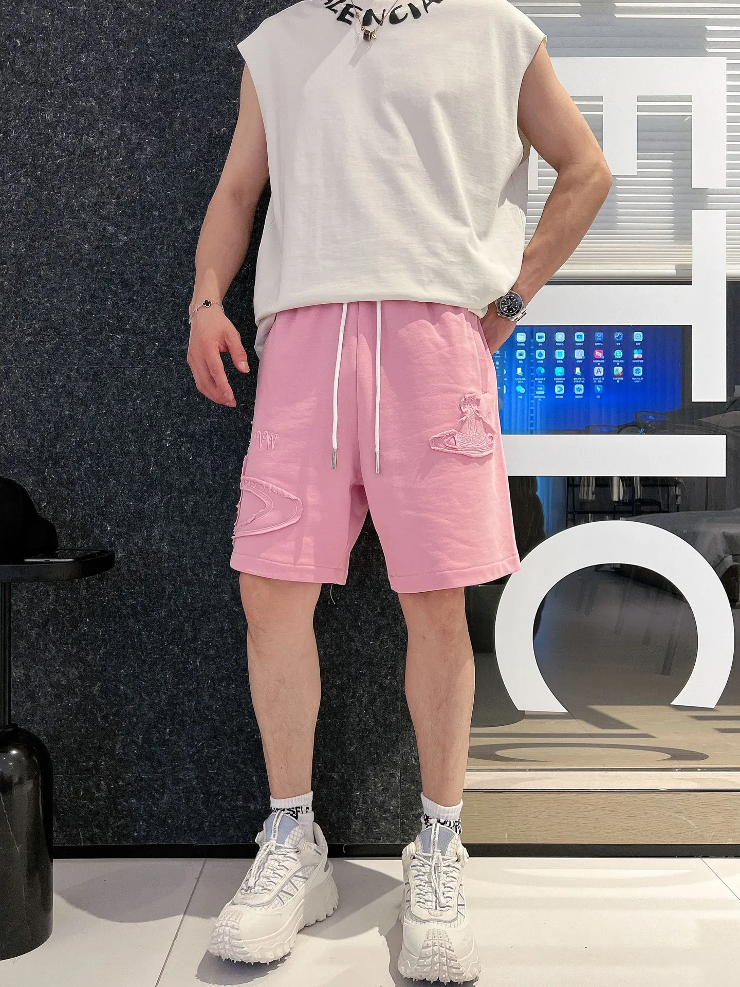 The Queen Mother's three-standard complete 2026 summer New Arrival men's casual shorts, advanced custom-made fabric Breathable fabric, Breathable elasticity and comfort, impeccable details, top-grade accessories, original logo design concept, delicate and soft feel! The upper body fit is awesome! Size: M-XXXL Please state your height and weight when ordering